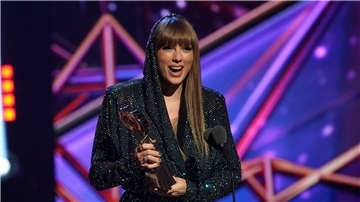 Taylor Swift mit dem Preis für den Song des Jahres bei den iHeartRadio Music Awards in Los Angeles.