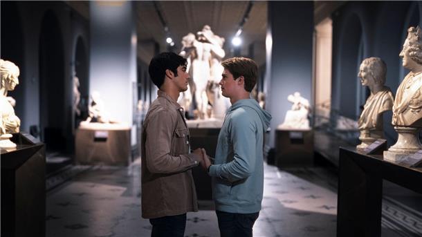 Taylor Zakhar Perez (l) als Alex Claremont-Diaz und Nicholas Galitzine als Prince Henry im Film „Rot, weiß und königlich blau“.