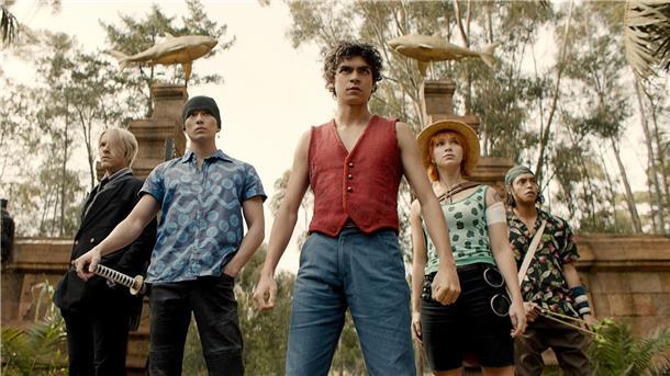 Taz Skylar als Sanji (l-r), Mackenyu Arata als Roronoa Zoro, Iñaki Godoy als Monkey D. Luffy, Emily Rudd als Nami und Jacob Romero Gibson als Usopp im ersten Teil der Netflix-Serie „One Piece“.