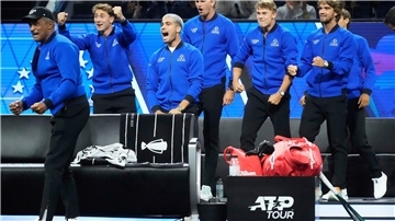 Team Europa mit dem Deutschen Alexander Zverev (4. v. l.) liegt beim Laver Cup gegen Team Welt in Führung.