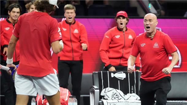 Zverev-Pleite sorgt für Europas Niederlage beim Laver Cup Team-Welt-Kapitän Andre Agassi (r) jubelt über einen starken Auftritt seiner Spieler.