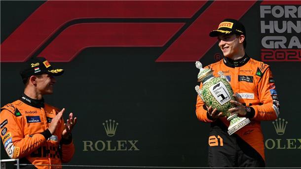 Kampf gegen Wüterich Verstappen: Norris braucht jeden Punkt Teamkollege Lando Norris applaudiert Oscar Piastri - er hätte auch ganz oben stehen können.