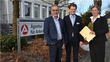 Teamleiter Oliver Lemke (links), Jobcenterchef Gregor Stein und Sozialdezernentin Imke Colshorn blicken zuversichtlich auf den Arbeitsmarkt 2023.