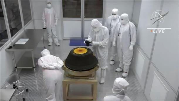 Techniker untersuchen die Probenrückführungskapsel der Nasa-Mission „Osiris-Rex“.
