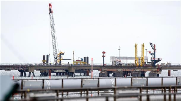 Neues „Deutschland-Tempo“: Erstes LNG-Terminal eröffnet Technische Anlagen und ein Kran stehen auf dem Anleger für das LNG-Terminal in der Nordsee vor Wilhelmshaven.