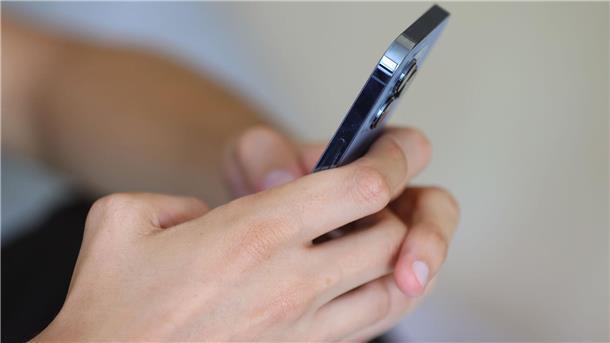Warum in Großbritannien so viele Teenager zum Messer greifen Teenager verlieren sich online schnell in einem Strudel der Gewalt. (Symbolbild)