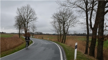 Teil der Investitions-Bugwelle des Landkreises ist der seit Jahren geplante Radwegebau entlang der Kreisstraße 323 von Tossens nach Roddens.