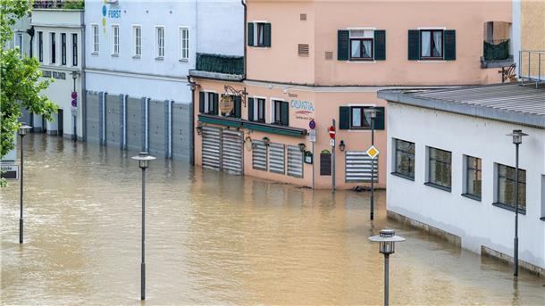 Hochwasser fließt langsam ab - Lage bleibt angespannt Teile der Altstadt von Passau sind noch immer vom Hochwasser der Donau überschwemmt.