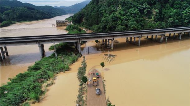 Überschwemmungen in China: Zehntausende Menschen evakuiert Teile der chinesischen Provinz Fujian stehen unter Wasser.