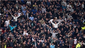 Teile der Spurs-Fans fielen beim Auswärtsspiel gegen Manchester United negativ auf.
