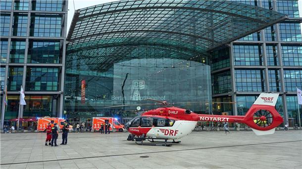 Frau am Hauptbahnhof Berlin gestorben, Kind schwer verletzt Teile des Berliner Hauptbahnhofs sind nach dem Unglück gesperrt - ein Rettungshubschrauber steht bereit.
