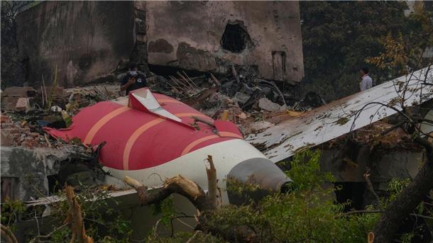 Wie ein Wunder: Passagier überlebt Flugzeugabsturz in Indien Teile eines Air India-Flugzeugs, das am Donnerstag abgestürzt ist, sind auf einem Gebäude in Ahmedabad, Indien, zu sehen.