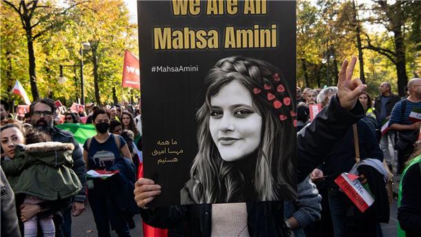 Neue Sanktionen zu Todestag von iranischer Protestikone Teilnehmende einer Großdemonstration „Solidarität mit den Protestierenden im Iran“ am Großen Stern in Berlin.