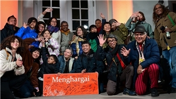 Teilnehmer der documenta fifteen haben sich bei der Schließung zu einem Gruppenfoto versammelt. Die Debatte um die genau 100 Tage währende Weltkunstschau, die von immer neuen Antisemitismus-Vorwürfen erschüttert wurde, hielt bis zum Schluss an.