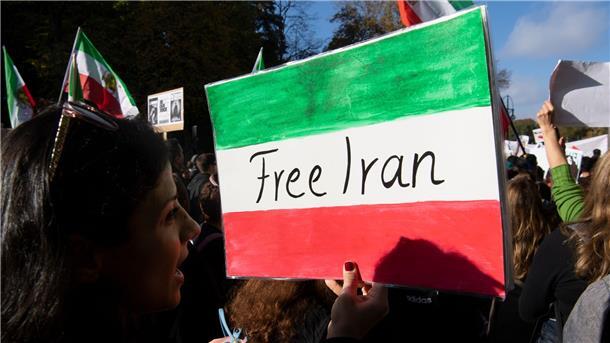 Große Sorge um prominenten Blogger Ronaghi im Iran Teilnehmer der Großdemonstration „Solidarität mit den Protestierenden im Iran“ in Berlin.
