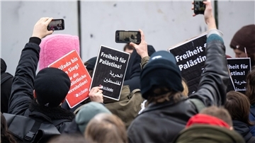 Teilnehmer der propalästinensischen Kundgebung an der Freien Universität (FU) in Berlin. Die Uni steht von mehreren Seiten in der Kritik, nachdem ein jüdischer Student am Wochenende von seinem Kommilitonen geschlagen und verletzt wurde.