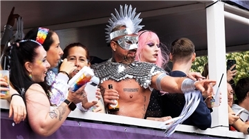 Teilnehmer des Christopher Street Days (CSD). Tausende Menschen demonstrieren beim CSD in Bremen für ihre Rechte. 