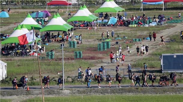 Südkorea räumt wegen Taifun weltgrößtes Pfadfindercamp Teilnehmer des Weltpfadfindertreffens verlassen das Camp.