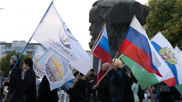 Tausende demonstrieren gegen Energie- und Russlandpolitik Teilnehmer einer Demonstration der Bewegung „Chemnitz steht auf“ ziehen durch Chemnitz.