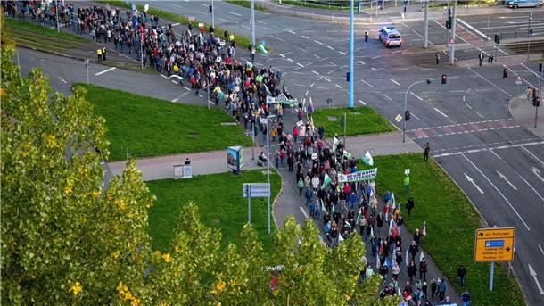Tausende demonstrieren gegen Energie- und Russlandpolitik Teilnehmer einer Demonstration der Bewegung „Chemnitz steht auf“ ziehen durch Chemnitz.