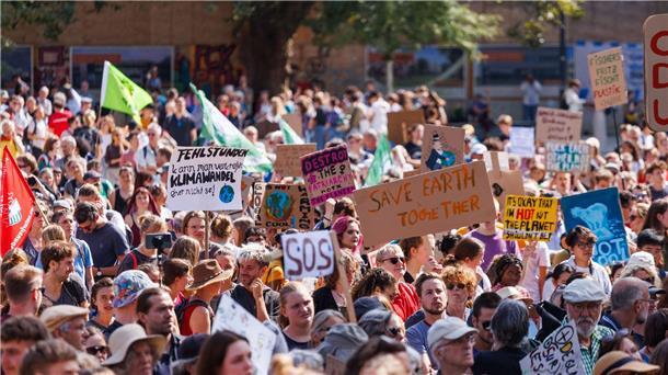 Umfrage: Mehrheit befürwortet Klimaproteste Teilnehmer einer Demonstration gegen den Klimawandel und für Klimagerechtigkeit stehen auf dem Platz der Alten Synagoge in Freiburg.