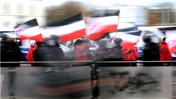 Teilnehmer einer Neonazi-Demonstration werden von der Polizei begleitet (Symbolbild).