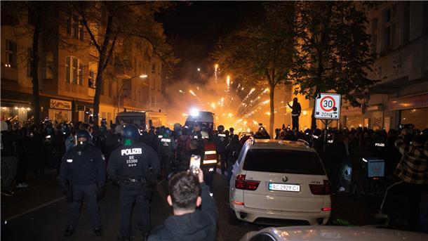 Generalstaatsanwaltschaft ermittelt zu Anschlagsversuch Teilnehmer einer verbotenen pro-palästinensischen Kundgebung in Berlin-Neukölln zünden Pyrotechnik.