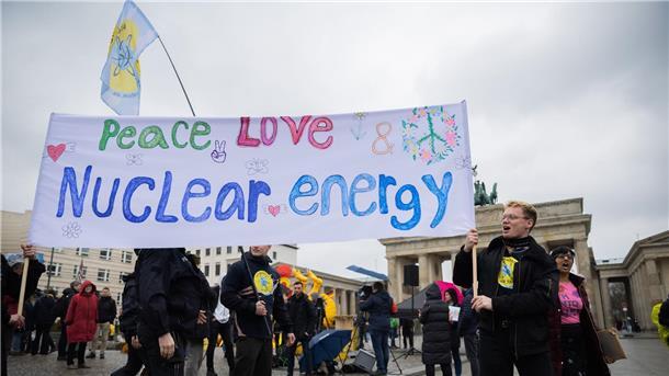Atomausstieg vollzogen - Historischer Tag für Deutschland Teilnehmer eines Protests in Berlin gegen die Abschaltung der letzten drei deutschen Kernkraftwerke.