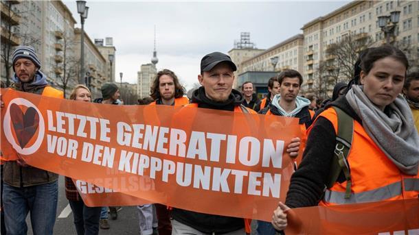 Teilnehmer eines unangemeldeten Protests auf der Karl-Marx-Allee in Berlin.