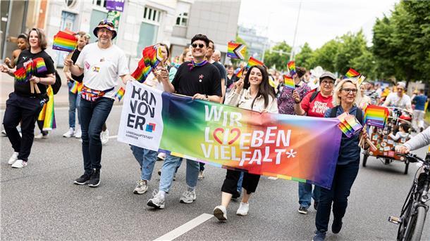 Tausende gehen bei CSD für mehr Toleranz auf die Straße Teilnehmer gehen beim Christopher Street Day (CSD) durch Hannover.