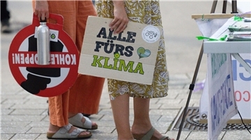 Teilnehmer halten bei Protesten der Klimaschutzbewegung Fridays for Future Plakate.