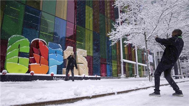 „Die Lage ist dramatisch“: Weltnaturgipfel auf Zielgeraden Teilnehmer machen Erinnerungsfotos an dem übergroßen Logo „COP15“ vor dem Kongresszentrum der COP15 UN-Konferenz zur biologischen Vielfalt.