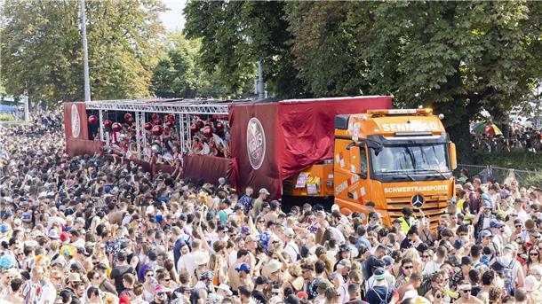 Schweizer Präsident feiert bei Street Parade Teilnehmer tanzen durch die Straßen der Innenstadt in Zürich bei der 30. Street Parade.
