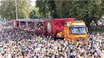 Teilnehmer tanzen durch die Straßen der Innenstadt in Zürich bei der 30. Street Parade.