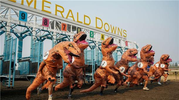 Teilnehmer verlassen die Startbox für das Meisterschaftsrennen bei den T-Rex World Championship Races in Emerald Downs.
