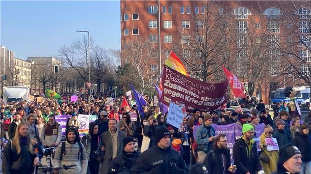 Tausende Menschen demonstrieren zum Weltfrauentag in Berlin Teilnehmer während einer Demonstration in Berlin-Mitte: Sie fordern unter anderem bessere Lebens- und Arbeitsbedingungen für Frauen.
