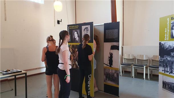 Teilnehmerinnen des "Work for peace"-Camps 2024 in der Gedenkstätte Lager Sandbostel beim Aufbau der Sonderausstellung "Das Ende und der Anfang. Warschauer Aufständische in deutscher Gefangenschaft".