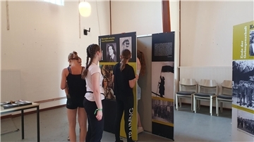 Teilnehmerinnen des "Work for peace"-Camps 2024 in der Gedenkstätte Lager Sandbostel beim Aufbau der Sonderausstellung "Das Ende und der Anfang. Warschauer Aufständische in deutscher Gefangenschaft".