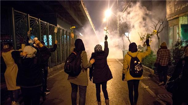 Amnesty: Kinder bei Protesten im Iran grausam gefoltert Teilnehmerinnen einer Demonstration in Teheran (Archivbild).