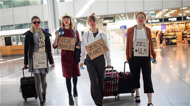 Klimaaktivisten protestieren mit Blockaden ohne Kleber Teilnehmerinnen einer Protestaktion demonstrieren am Stuttgarter Flughafen.