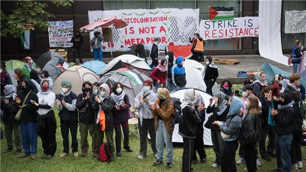 Uni Bremen: Protestcamp von propalästinensischen Aktivisten Teilnehmerinnen und Teilnehmer stehen während einer propalästinensischen Demonstration der Gruppe „Student Coalition Berlin“ auf dem Theaterhof der Freien Universität Berlin.