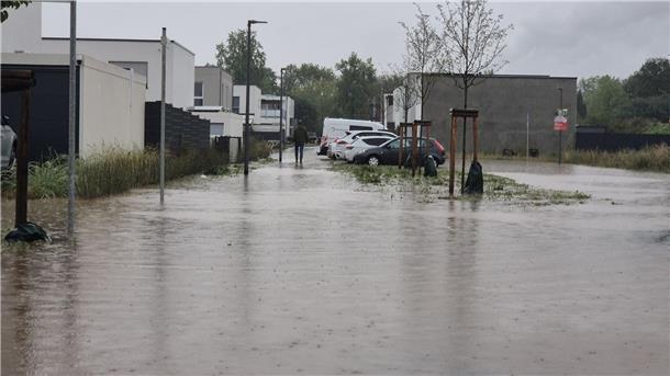 Starkregen überflutet Straßen und Keller im Westen Teils stehen ganze Straßen unter Wasser.