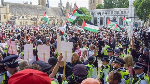 London: Tumulte und Festnahmen bei propalästinensischer Demo Teilweise soll es zu aggressivem Verhalten gegenüber Polizisten gekommen sein.