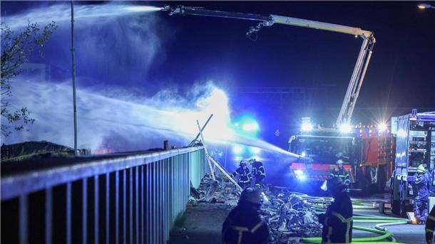 Größtes Feuer auf Gelände in Hamburger Hafen gelöscht Teilweise wurde deshalb ein Sperrradius von 400 Metern rund um den Brandort eingerichtet.