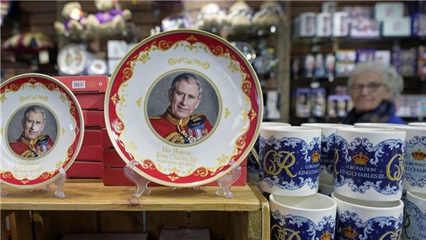 Teddys, Münzen, Teller: Souvenirs zur Krönung von Charles Teller und Tassen zur Krönung von König Charles werden in einem Souvenirladen zum Verkauf angeboten.