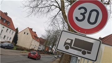 Das Foto zeigt die Hansingstraße in Nordenham, rechts ist ein Tempo-30-Schild zu sehen, das für Lastwagen gilt.