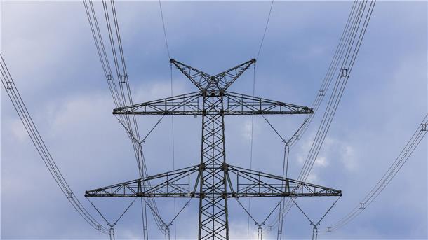 Tennet lässt das Stromnetz verstärken, um auf See erzeugten Windstrom an Land zu transportieren. Dazu werden auch zwischen Kleinensiel und Conneforde Masten ertüchtigt oder erneuert.