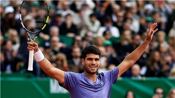 Alcaraz holt Titel bei Tennis-Turnier in Monte- Carlo Tennisstar Carlos Alcaraz feiert den Titelgewinn in Monte Carlo.