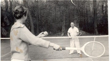 Tennistraining beim Tennisklub Nordenham in den 1960er Jahren. Damals gab es noch nicht so viele Örtlichkeiten zum Spielen wie heute. Die eigene Tennishalle weihte der Verein erst 1995 ein.