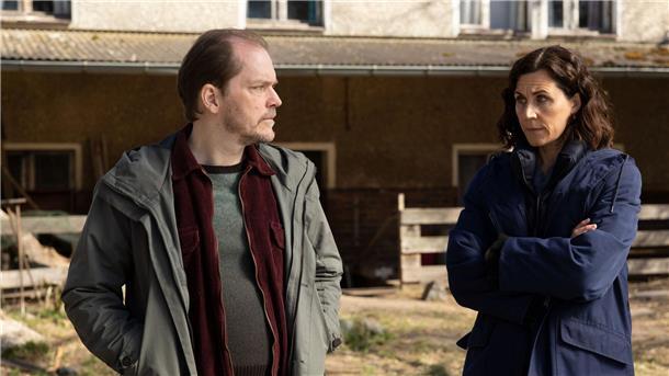 Der düstere Krimi „Das Mädchen von früher“ Teo Kromann (Godehard Giese) und Maria Voss (Nina Kunzendorf) in einer Szene des TV-Dramas „Das Mädchen von früher“.